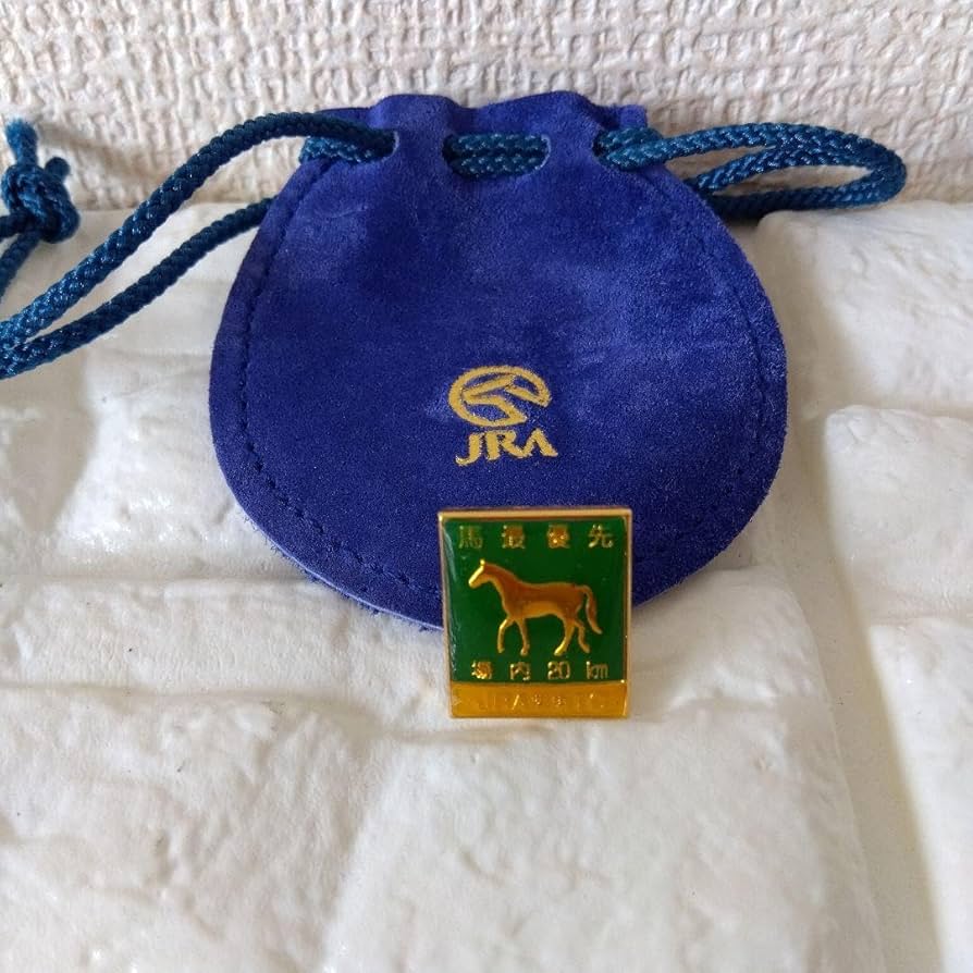 Amazon | JRA ピンバッジ 馬最優先 | バッジ | おもちゃ